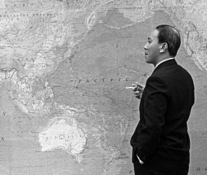 Archivo:Nguyen Van Thieu with map (cropped)