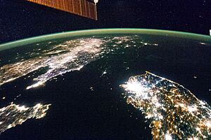 Archivo:North and South Korea at night