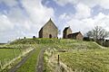 Overzicht kerk vanuit het westen, met de situering op de Wierde - Ezinge - 20399881 - RCE