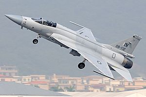 Archivo:Pakistan Air Force Chengdu JF-17 Gu