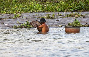 Archivo:Pescadores en el río Saigón, Ciudad Ho Chi Minh, Vietnam, 2013-08-14, DD 03
