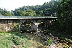 Ponte sobre o río Tamuxe en Loureza, Oia.jpg