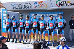 Archivo:Portugal - Algarve - Lagos - 2016 Volta ao Algarve - cycle team (25164540734)