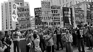 Archivo:Protestors display religious slogans at Atlanta's Pride Parade, 2017