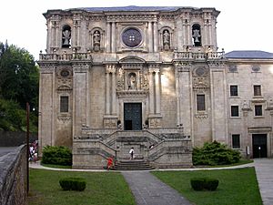 Archivo:Puerta principal de la iglesia de la abadía de Samos, Lugo