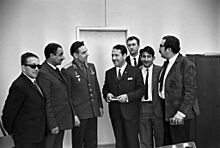 Archivo:RIAN archive 577300 Cosmonaut Vladimir Komarov and Chilean journalists