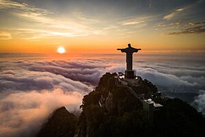 Archivo:Redentor Over Clouds 1