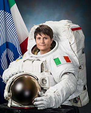 Archivo:Samantha Cristoforetti official portrait in an EMU spacesuit