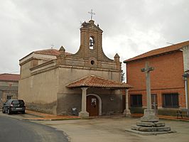 Ermita del Cristo y plaza de la localidad