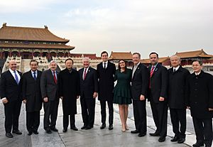 Archivo:Secretary Tillerson Poses for a Photo With Senior U.S. and Chinese Government Leaders During a Tour of the Forbidden City in Beijing (37565580414)