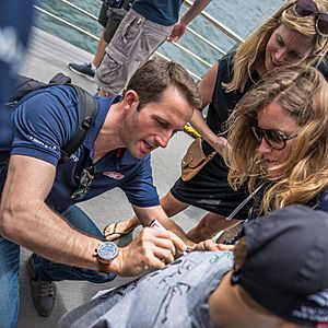 Archivo:Sir Charles Benedict Ainslie with fans in 2014