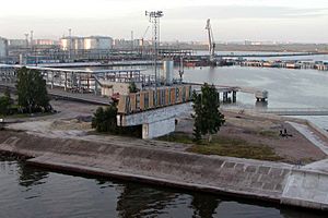 Archivo:St Petersburg port entrance