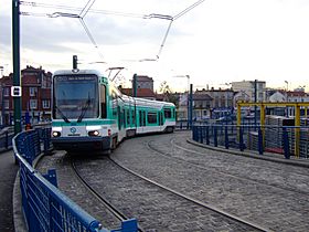 Tramway parisien line T1 Pont de Bondy 01.jpg
