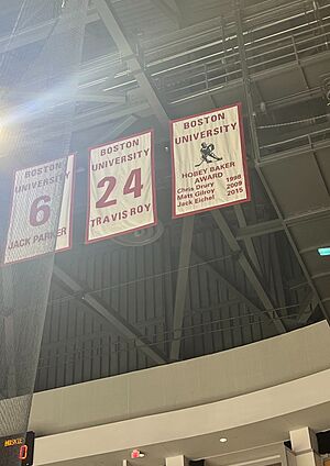 Archivo:Travis Roy’s number hanging in rafters of Agganis Arena