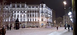 Archivo:Vörösmarty Square, snowy winter, Budapest