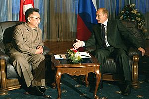 Archivo:Vladimir Putin with Kim Jong-Il-4