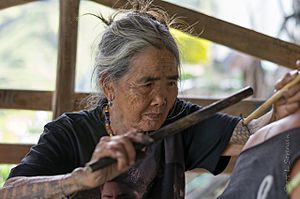 Archivo:Whang-od tattooing