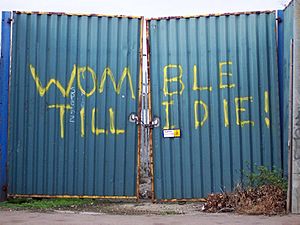 Archivo:Womble Till I Die! Plough Lane gates