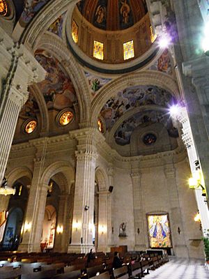Archivo:Yecla. Basílica. Interior