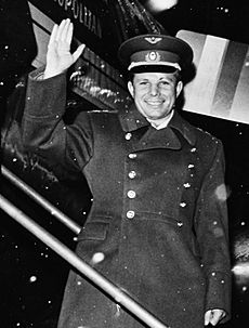 Archivo:Yuri Gagarin in Sweden, 1964 (cropped)