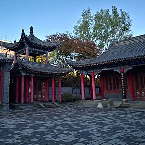 Archivo:乌鲁木齐文庙鼓楼