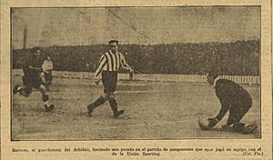 Archivo:1926-01-04, La Nación, Barroso, el guardameta del Athletic, haciendo una parada en el partido de campeonato que ayer jugó su equipo con el de la Unión Sporting, Pío