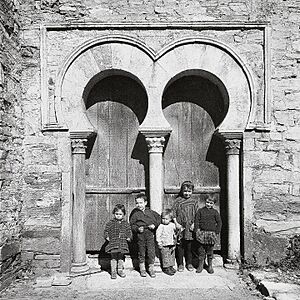 Archivo:Arcos de herradura mozárabe de Santiago de Peñalba