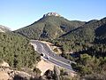 Autovía A-30 en el puerto de La Cadena bajo el castillo de La Asomada