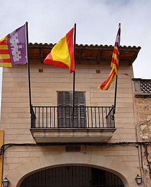 Archivo:Ayuntamiento de Ariañy, en Baleares (España)