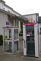 Archivo:Büsingen am Hochrhein Swiss and German Telephone Booth