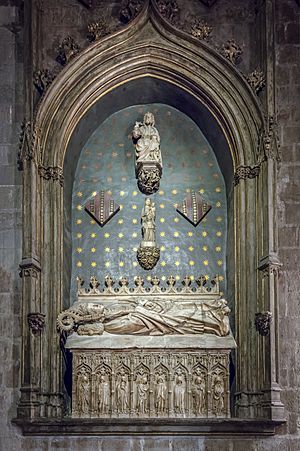 Archivo:Barcelona Cathedral Interior - Chapel of the Saint Innocents - Tomb of Bishop Ramón de Escales by Antoni Canet