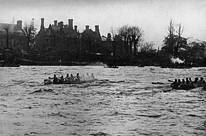 Archivo:Boat race rough water above Barnes photo 1896