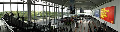 Archivo:Bristol International Airport, terminal building departure area