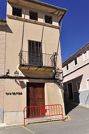 Archivo:Caimari, Baleares, España casa del poble