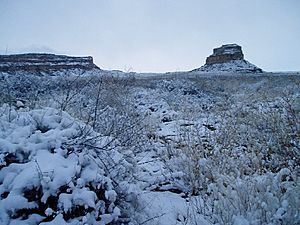 Archivo:Chaco Canyon Fajada Butte in snow NPS