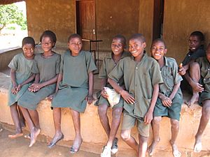 Archivo:Children outside a school in southern Zambia, March 2012 (8405084723)