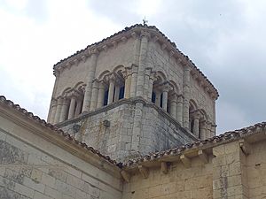 Archivo:Cimborrio de la iglesia romanica de El Almiñé (Burgos)