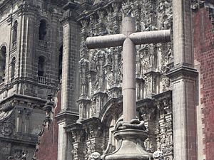 Archivo:Cruz atrial de la Catedral Metropolitana de la Ciudad de México