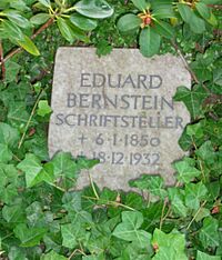 Archivo:Eduard Bernstein-Friedhof Schoeneberg I