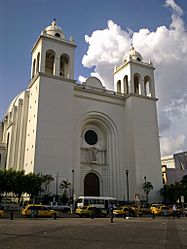 Archivo:Fachada de Catedral Metropolitana de San Salvador