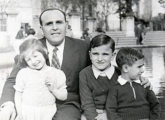 Archivo:Federico Fernández de Castillejo Jiménez with his children José Luis, Federico and Maria - Buenos Aires 1939