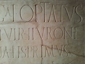Archivo:Fragment de làpida funerària romana