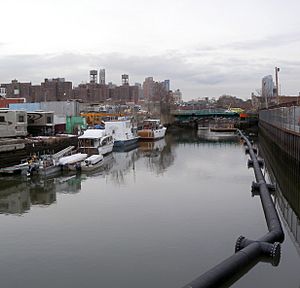 Archivo:Gowanus Canal boats jeh
