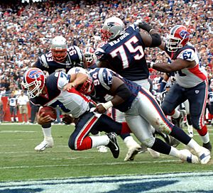 Archivo:J.P. Losman tackled in the end zone by Ty Warren 2006-09-10