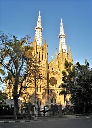 Archivo:Jakarta Cathedral Afternoon