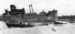 Archivo:Japanese transport Kinugawa Maru beached on Guadalcanal, circa in 1943