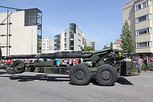 Archivo:Lippujuhlan päivän paraati 2014 061 Karjalan prikaati 155 K 98