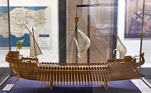 Archivo:Model of a Byzantine warship (dromon) at Athens War Museum on 12 April 2019