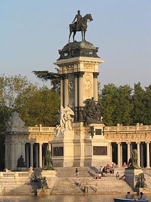 Archivo:Monumento a Alfonso XII (Madrid) 08