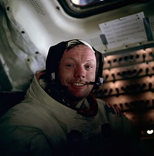 Archivo:Neil Armstrong